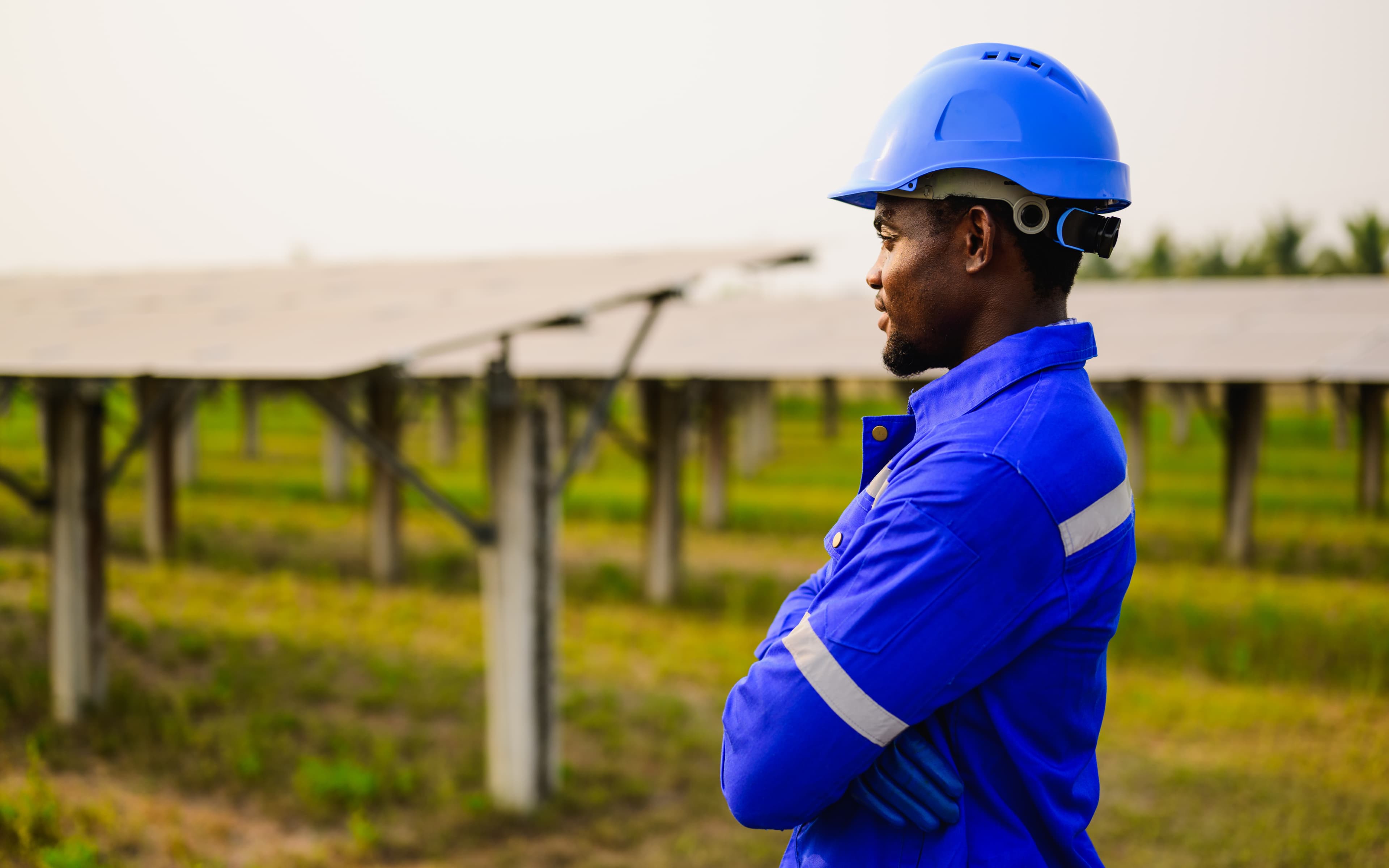 A worker wearning a blue outfit 